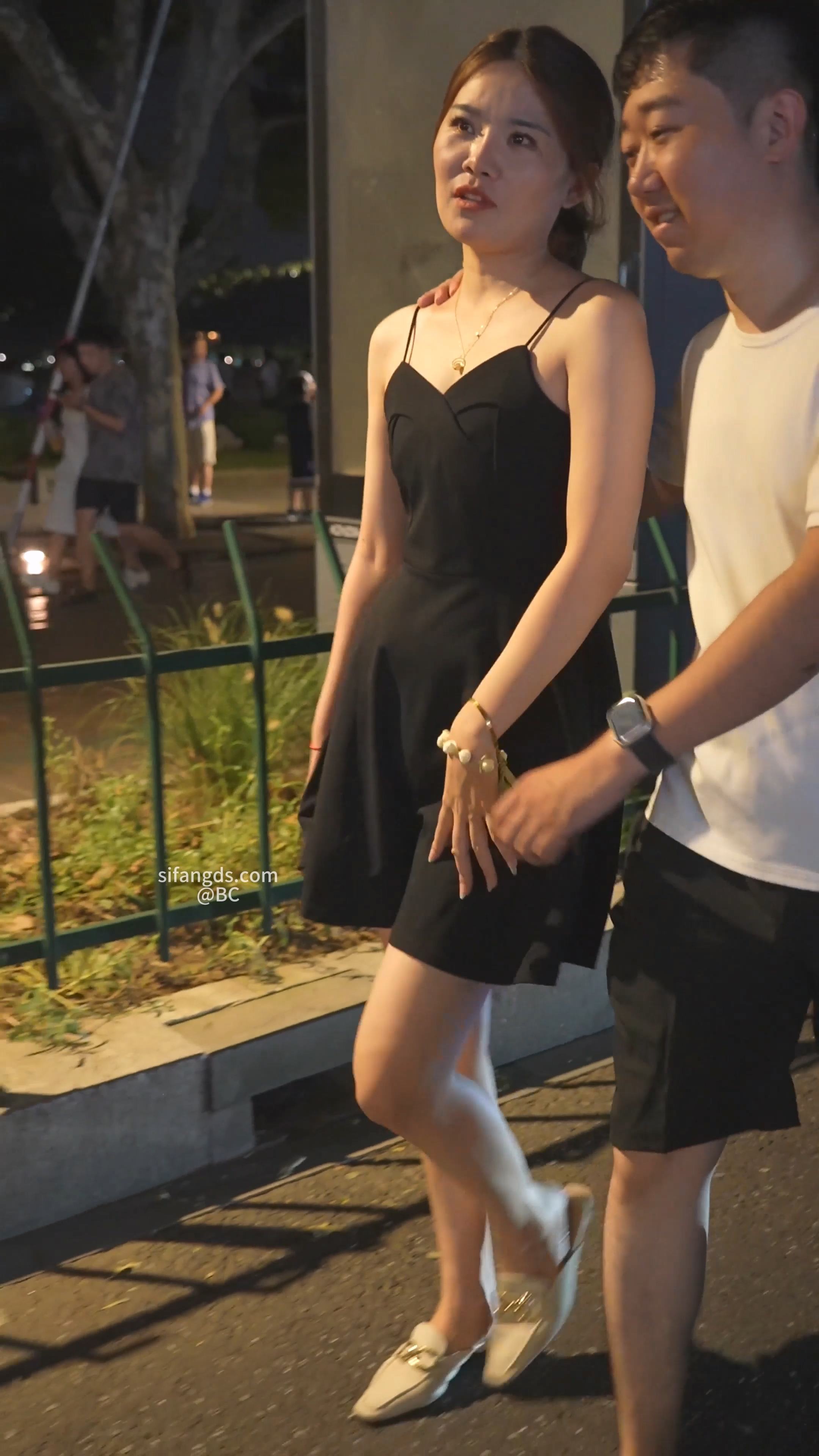 吊带裙骚货穿开裆情趣内逛街阴唇露出毛超多 (9).jpg