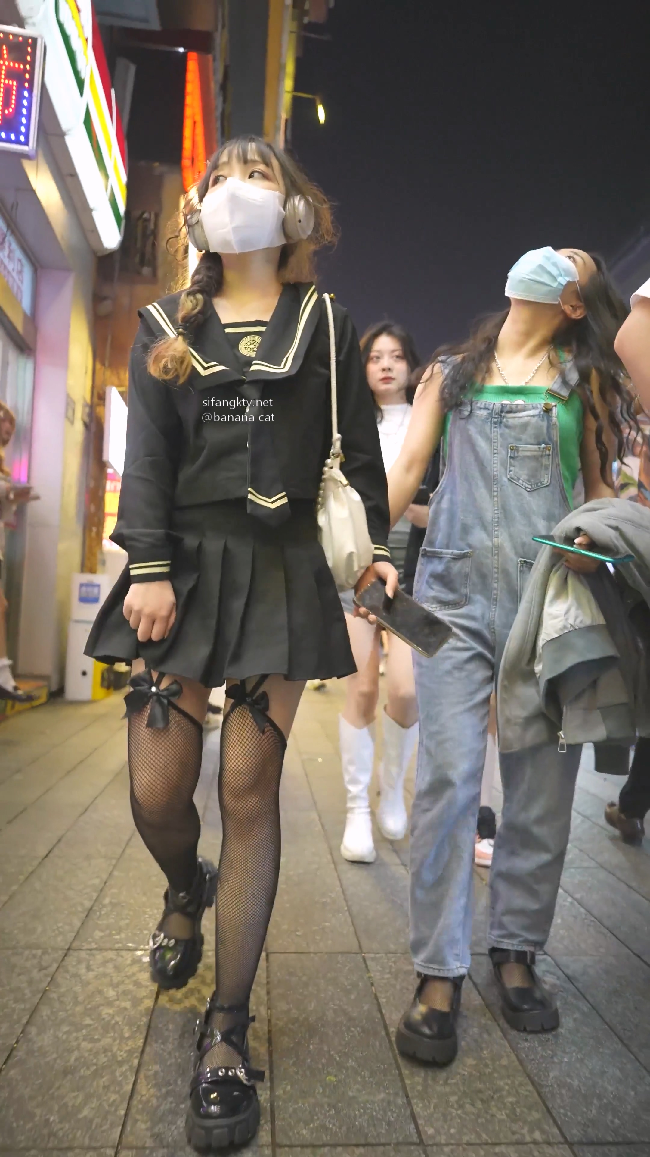 美女穿情趣过膝袜配骚丁弯腰拽腿环露性感肉臀 (1).jpg