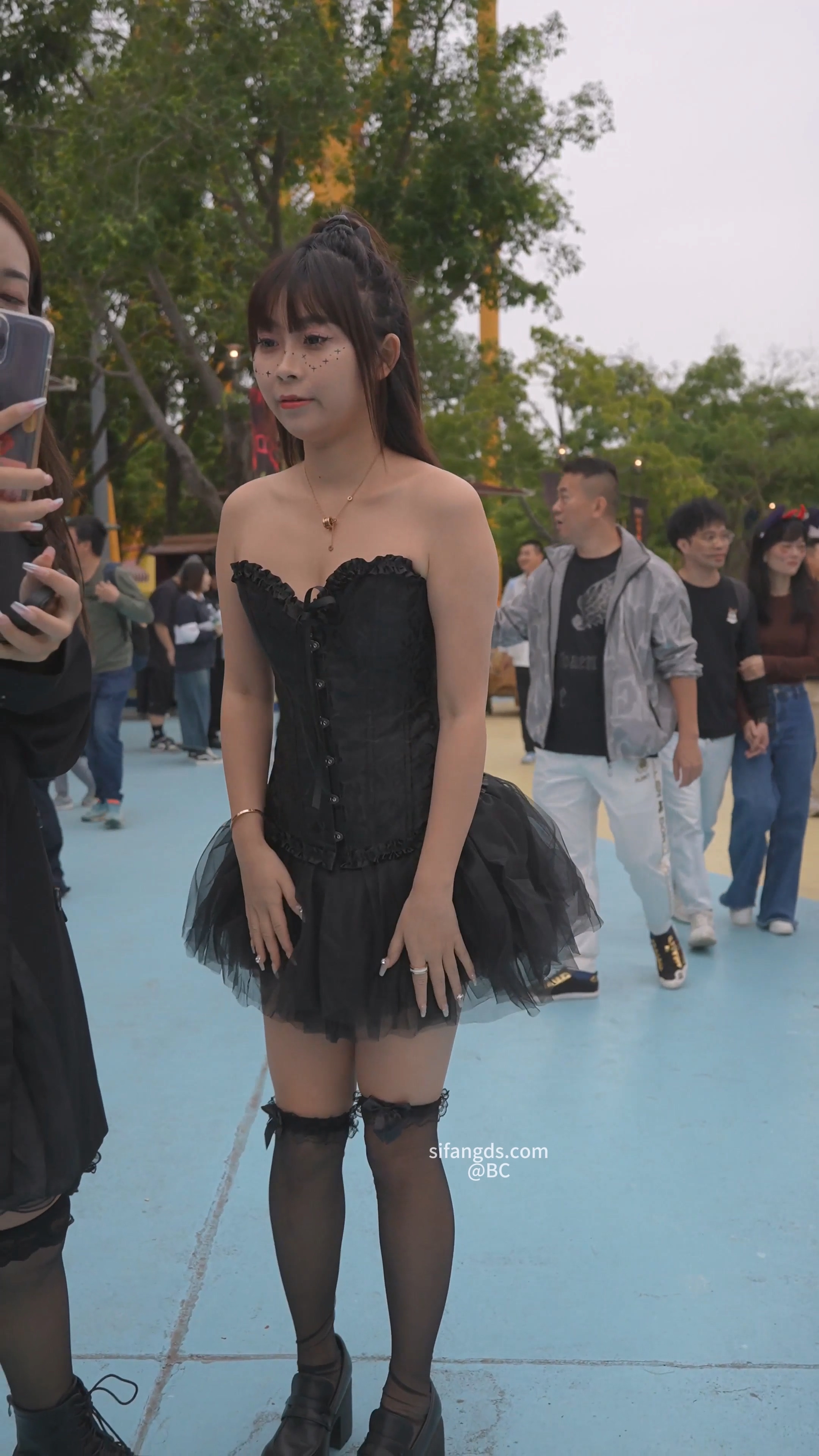 抹胸蕾丝裙美女大幅度抬腿透明蕾丝内黑森林露毛 (1).jpg