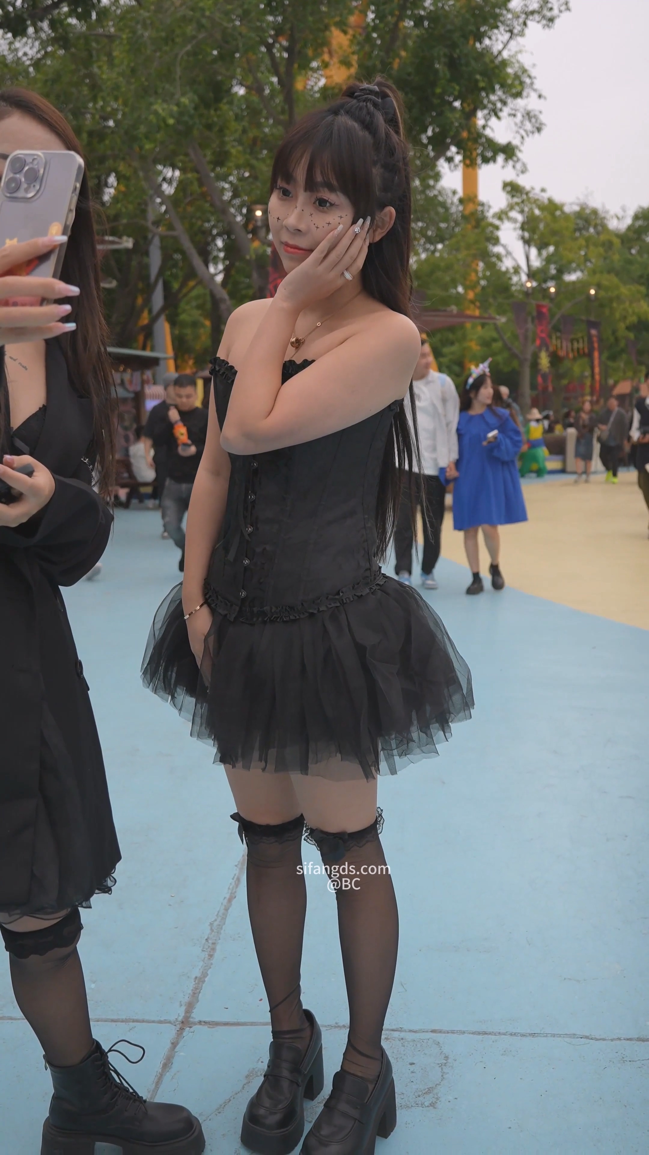 抹胸蕾丝裙美女大幅度抬腿透明蕾丝内黑森林露毛 (2).jpg