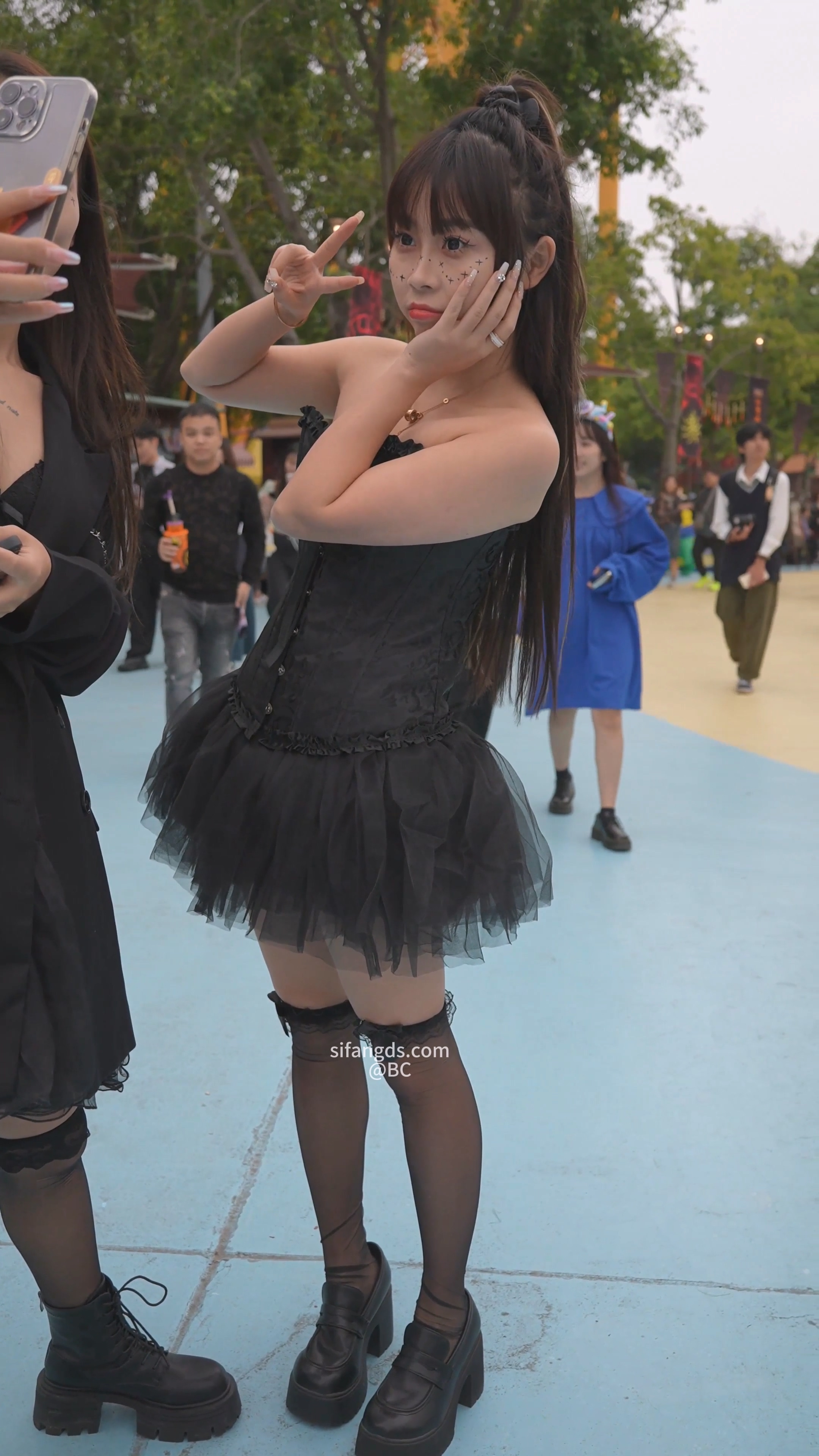 抹胸蕾丝裙美女大幅度抬腿透明蕾丝内黑森林露毛 (3).jpg