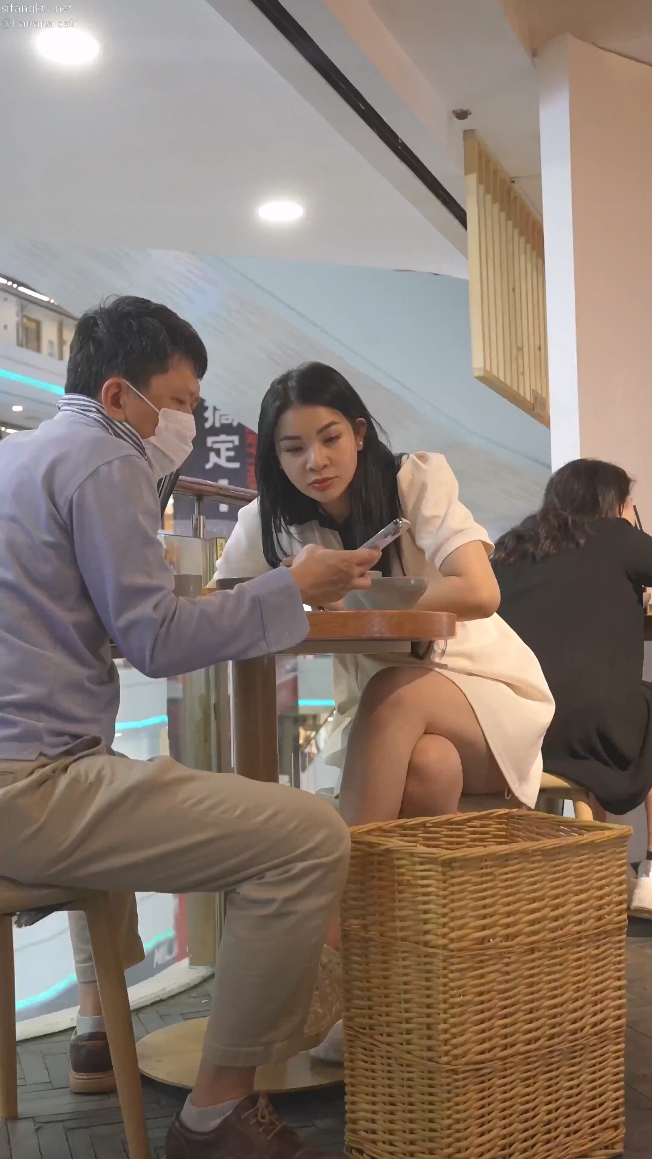 气质名媛陪老头逛街白嫩美腿诱惑翘臀性感丁字裤 (1).jpg