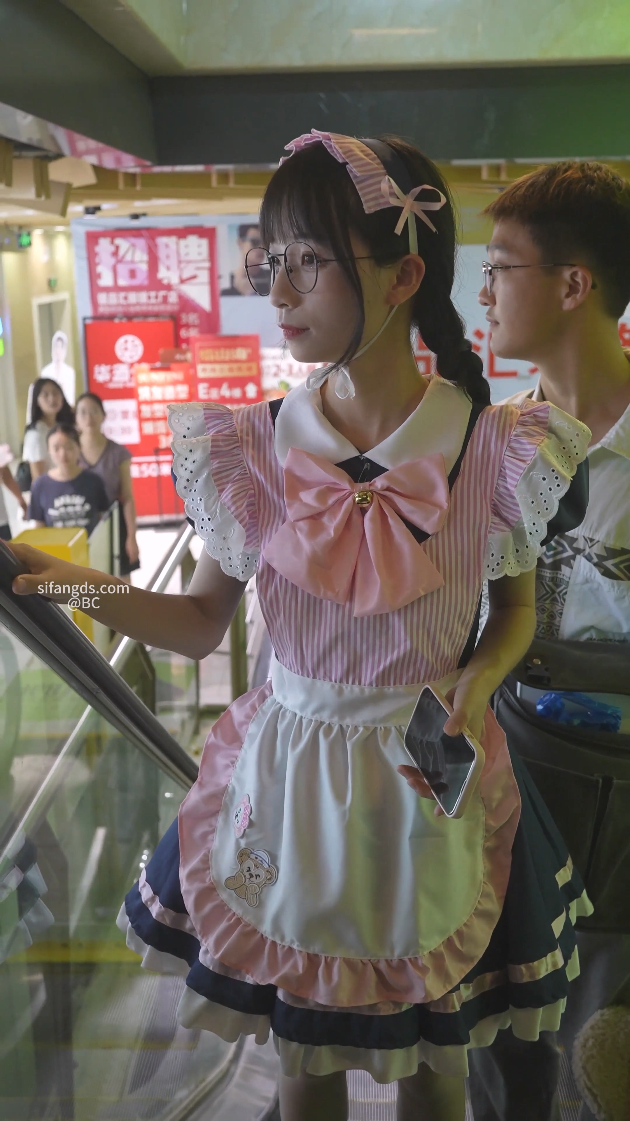 双马尾可爱女仆约拍侧面露毛被柜台灯照亮裙底 (1).jpg