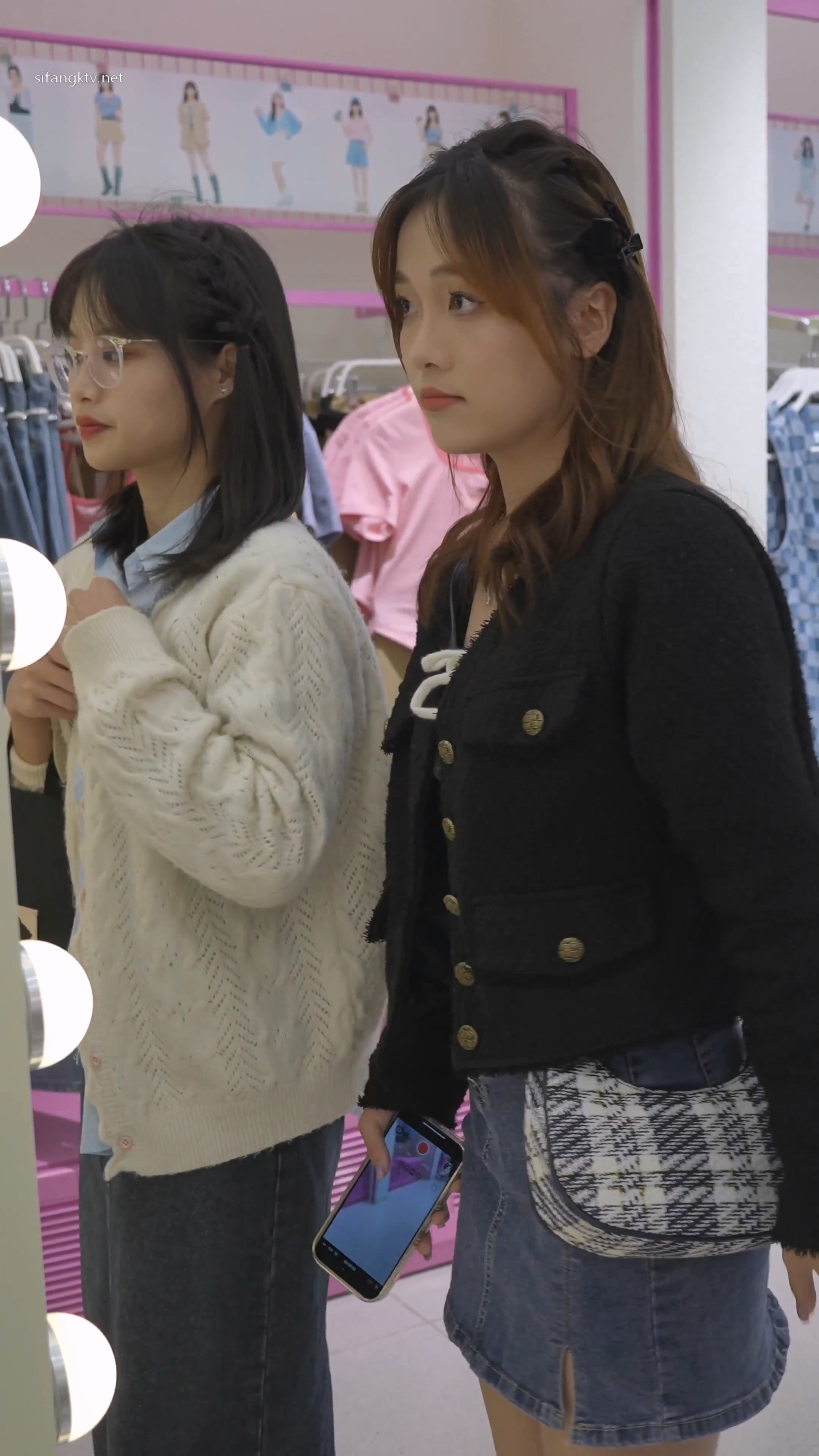 牛仔裙小学妹肉丝配白内贴脸拍摄可爱又性感 (1).jpg