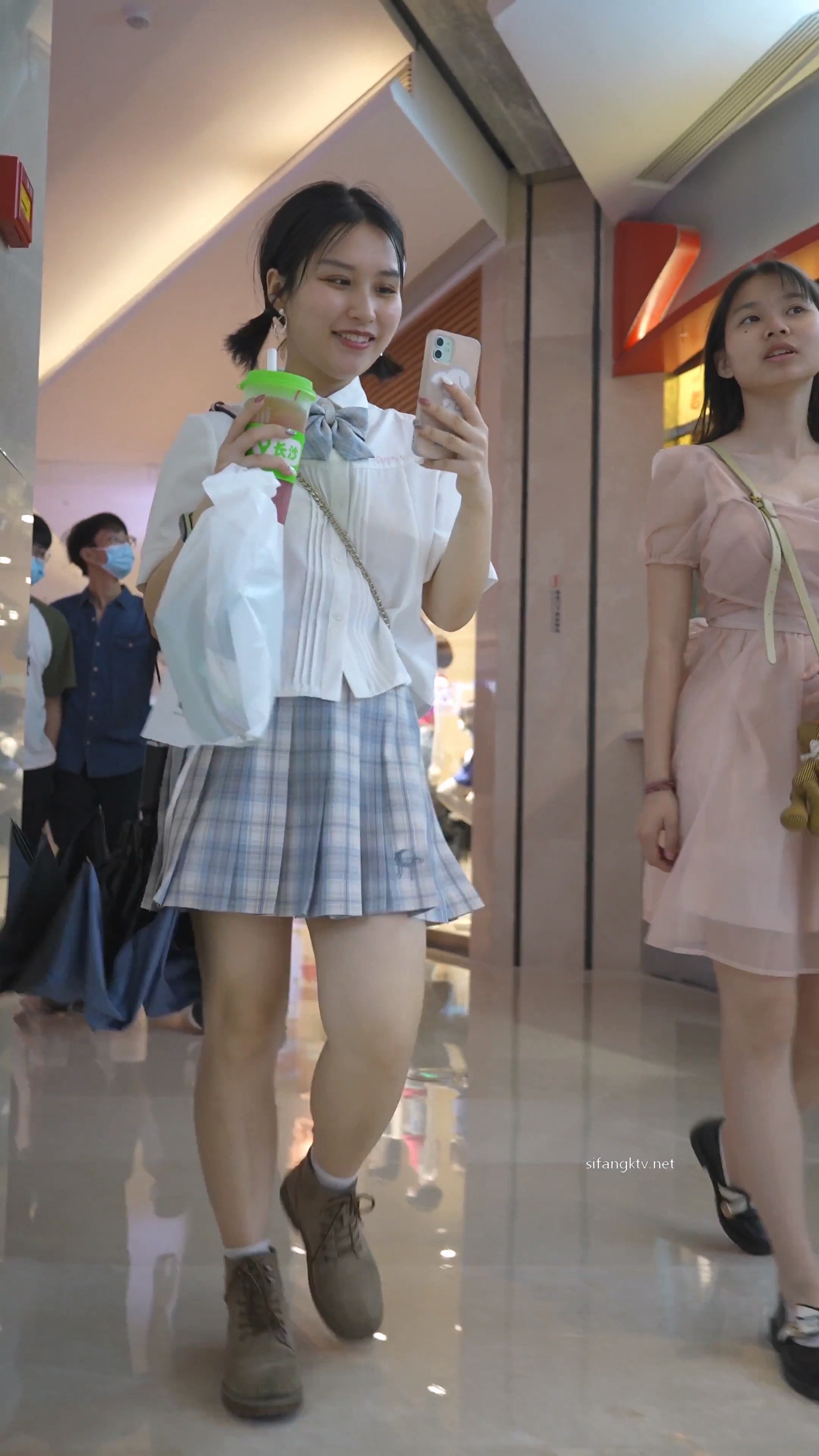 双马尾制服JK小姐姐窄内夹成丁内裤湿了屁股嫩 (5).jpg