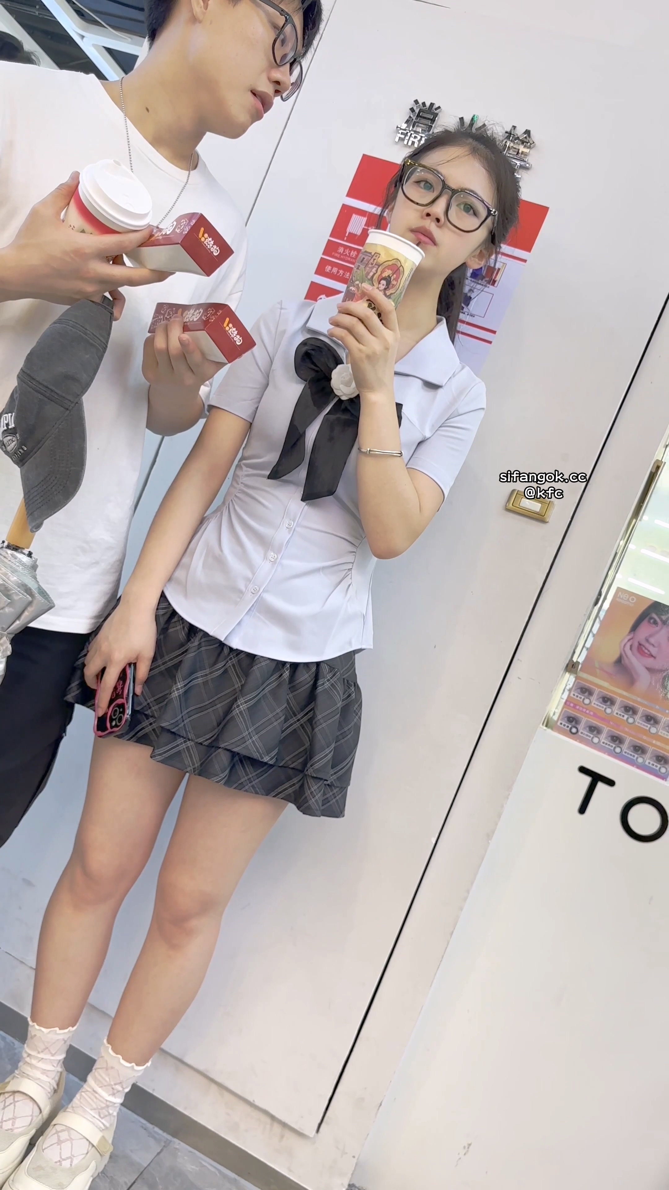JK制服学生妹买奶茶短裙白色内低角度 (2).jpg