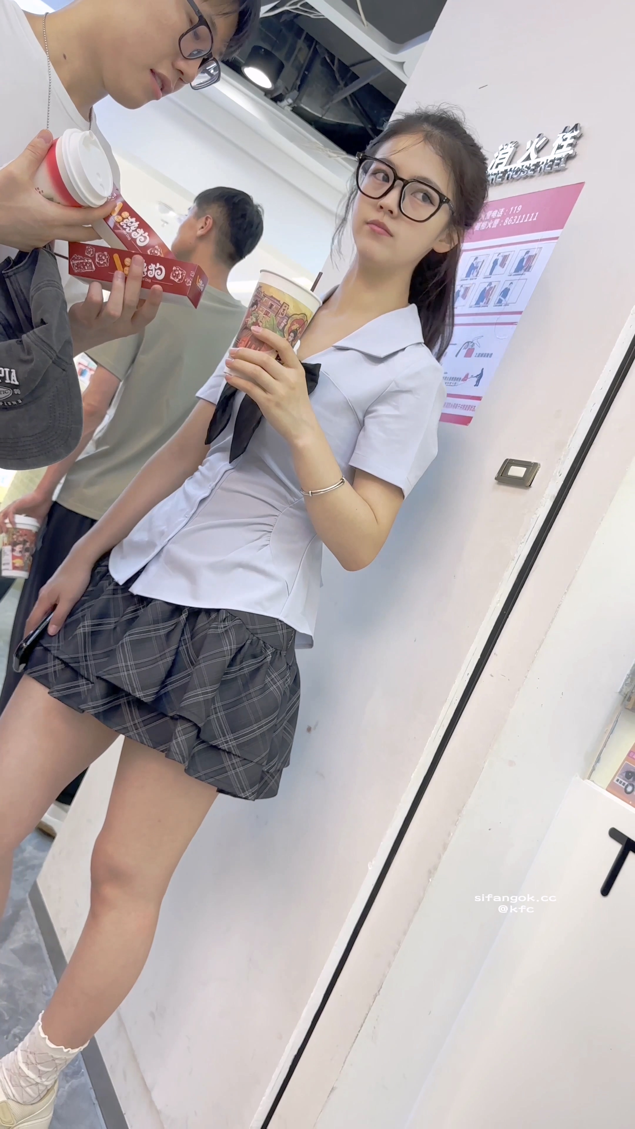 JK制服学生妹买奶茶短裙白色内低角度 (3).jpg