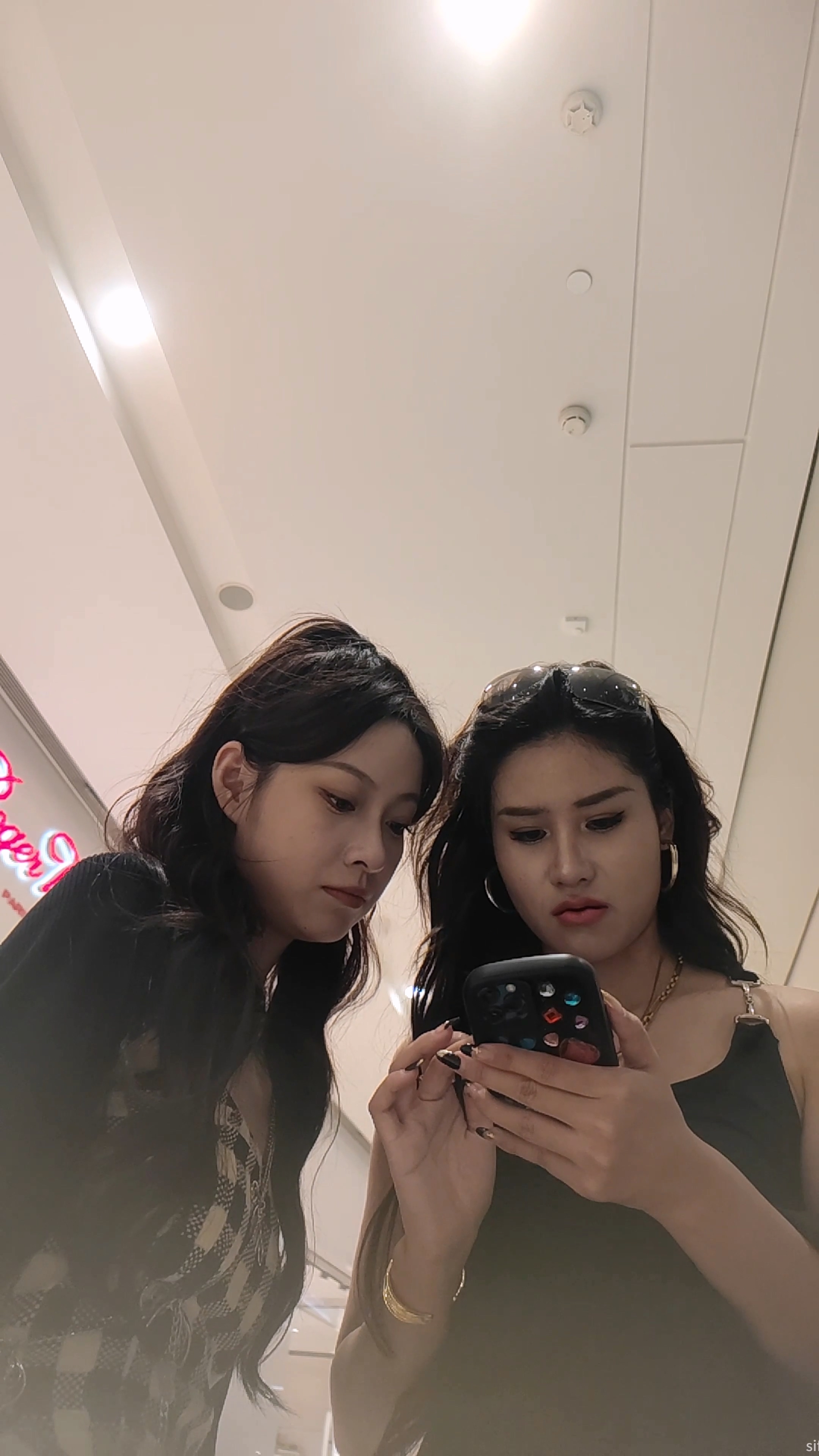 超短裙小姐姐和闺蜜逛街黑色丁字裤 (2).jpg