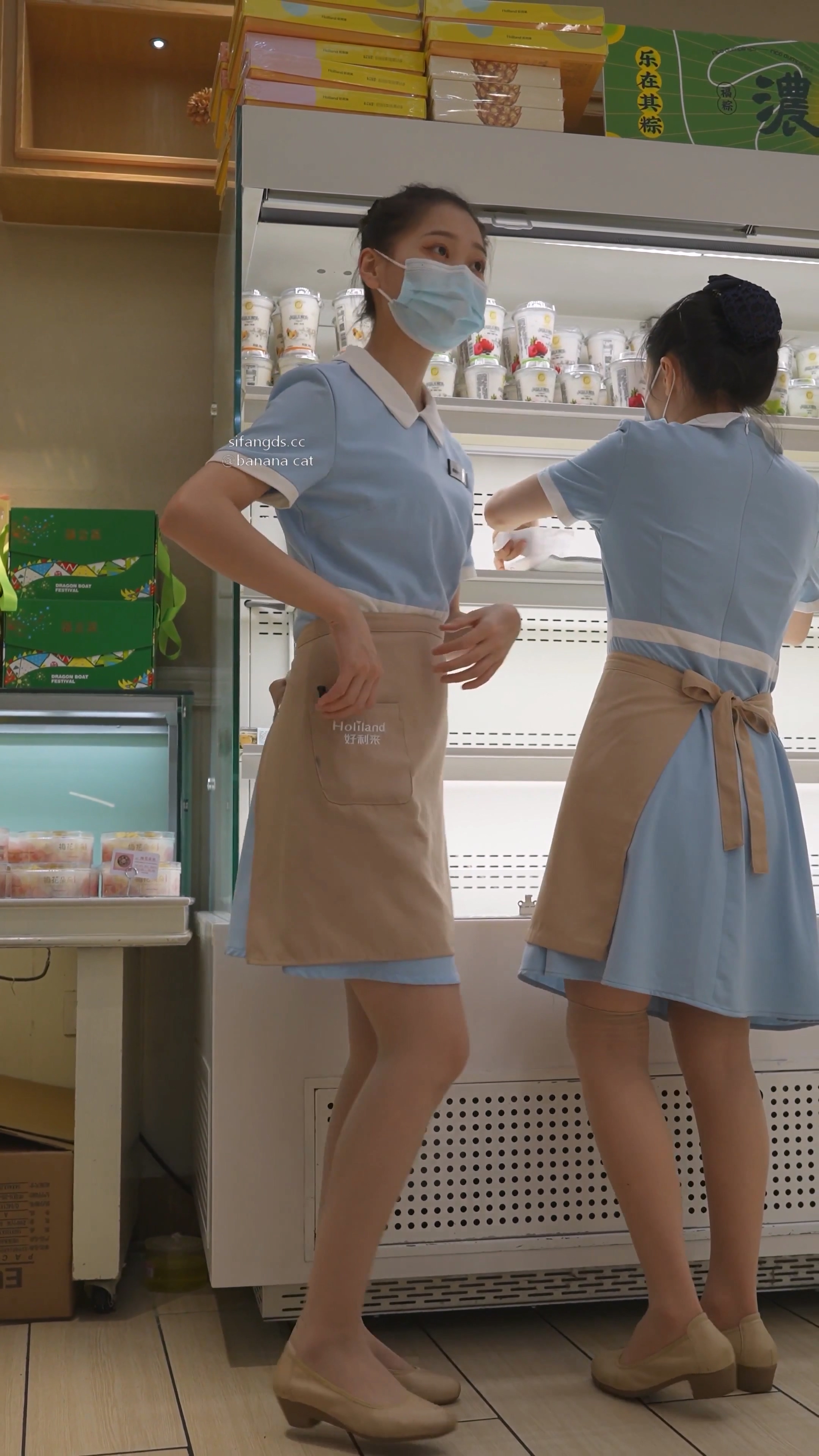 蛋糕店员浅蓝制服肉色丝袜弯腰白内 (2).jpg