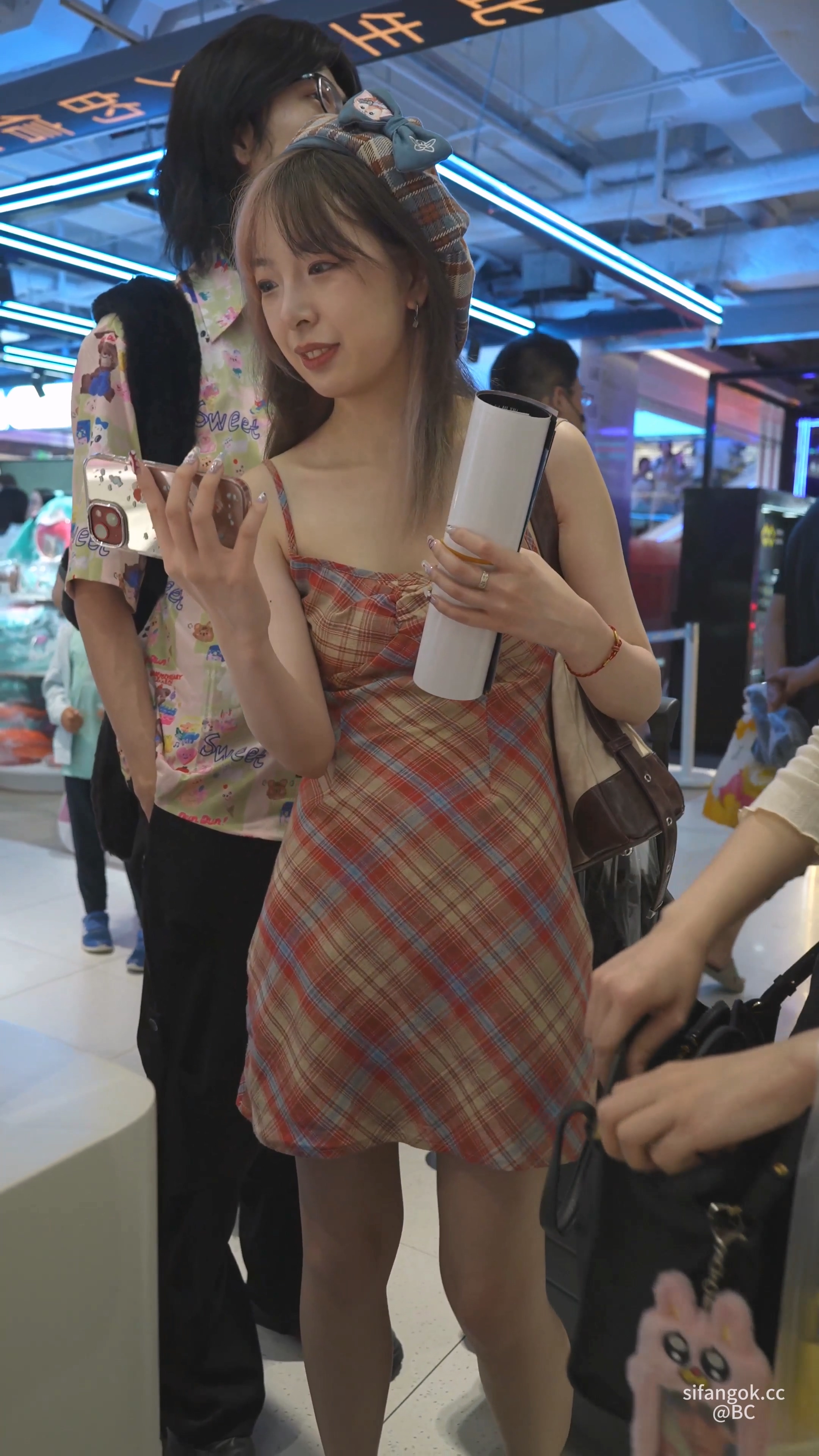 吊带裙美女蕾丝边内脸底同框正面黑森林 (1).jpg
