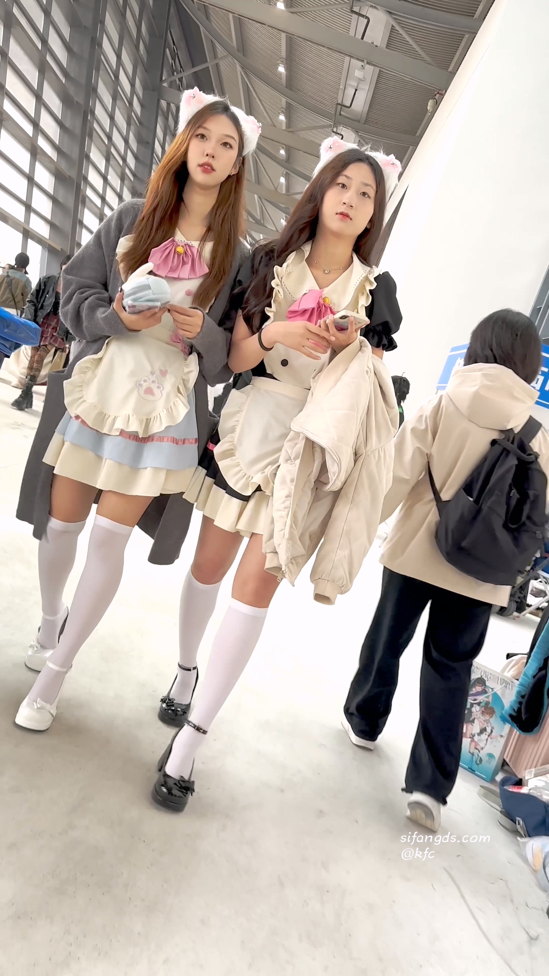 顶级女仆甜妹各种姿势透明内超反差… (1).jpg
