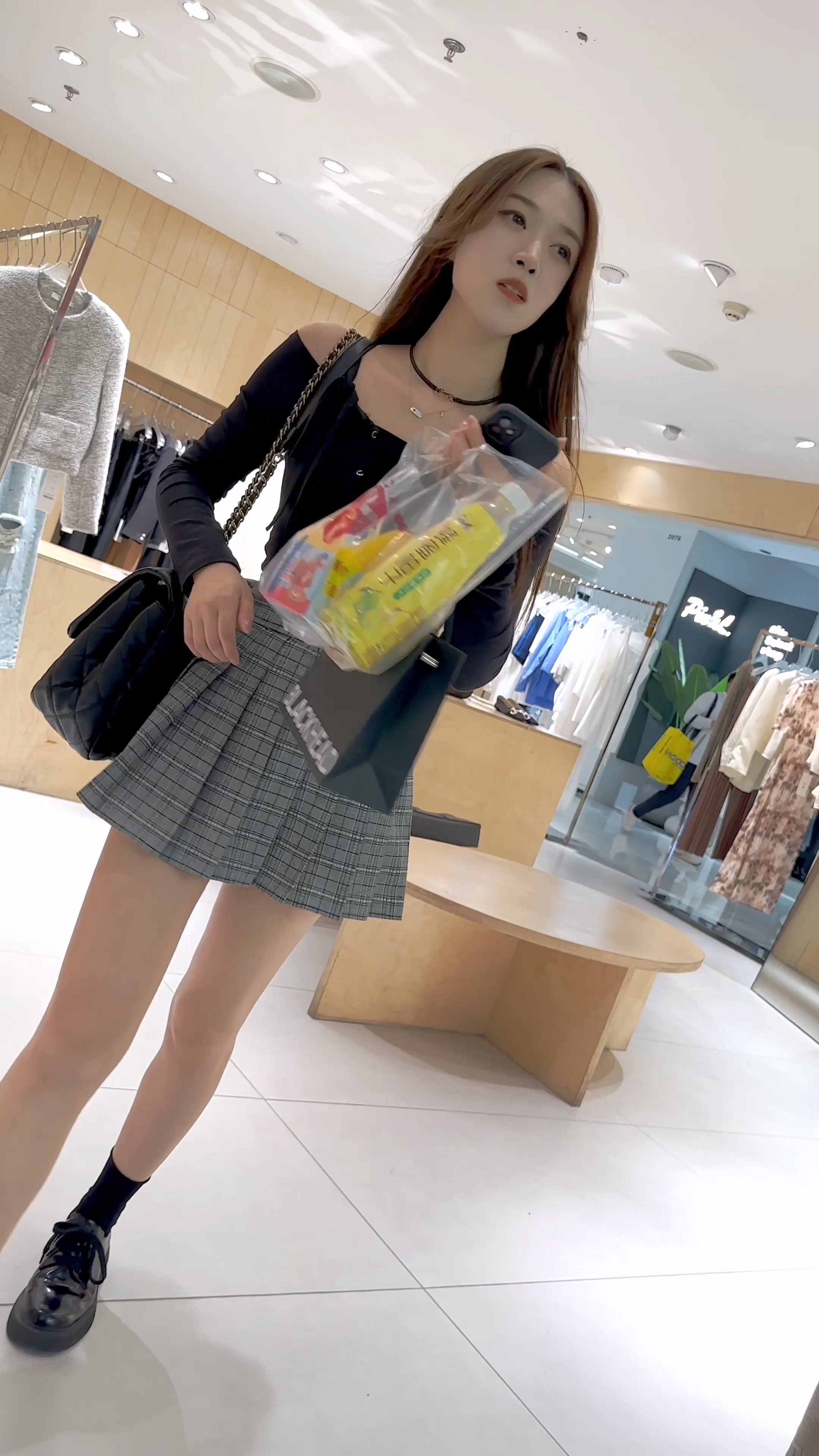 短裙美女白色透明内前抄露黑黑一片 (2).jpg