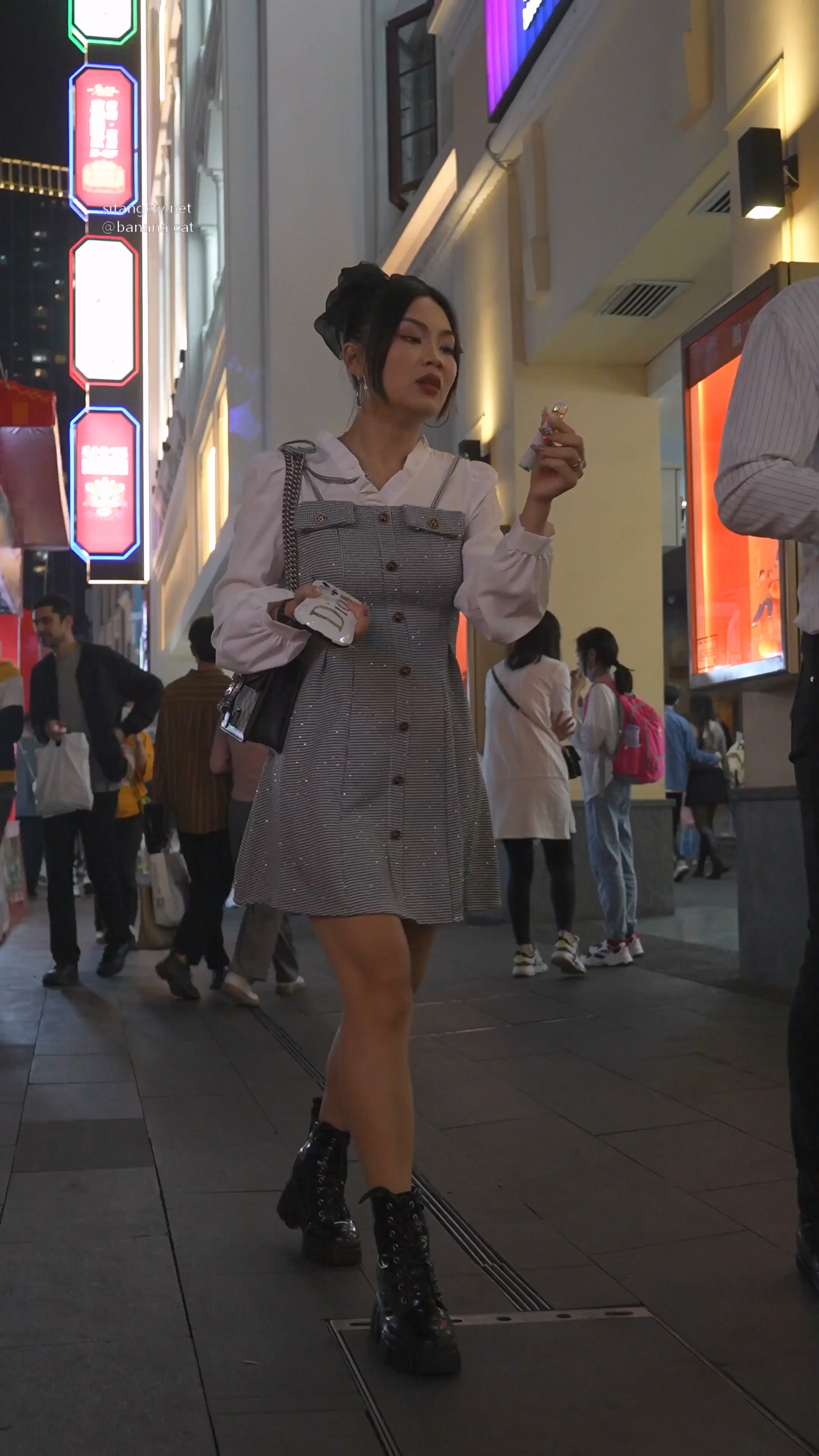 美女透明蕾丝丁字裤透过薄纱看内 (1).jpg