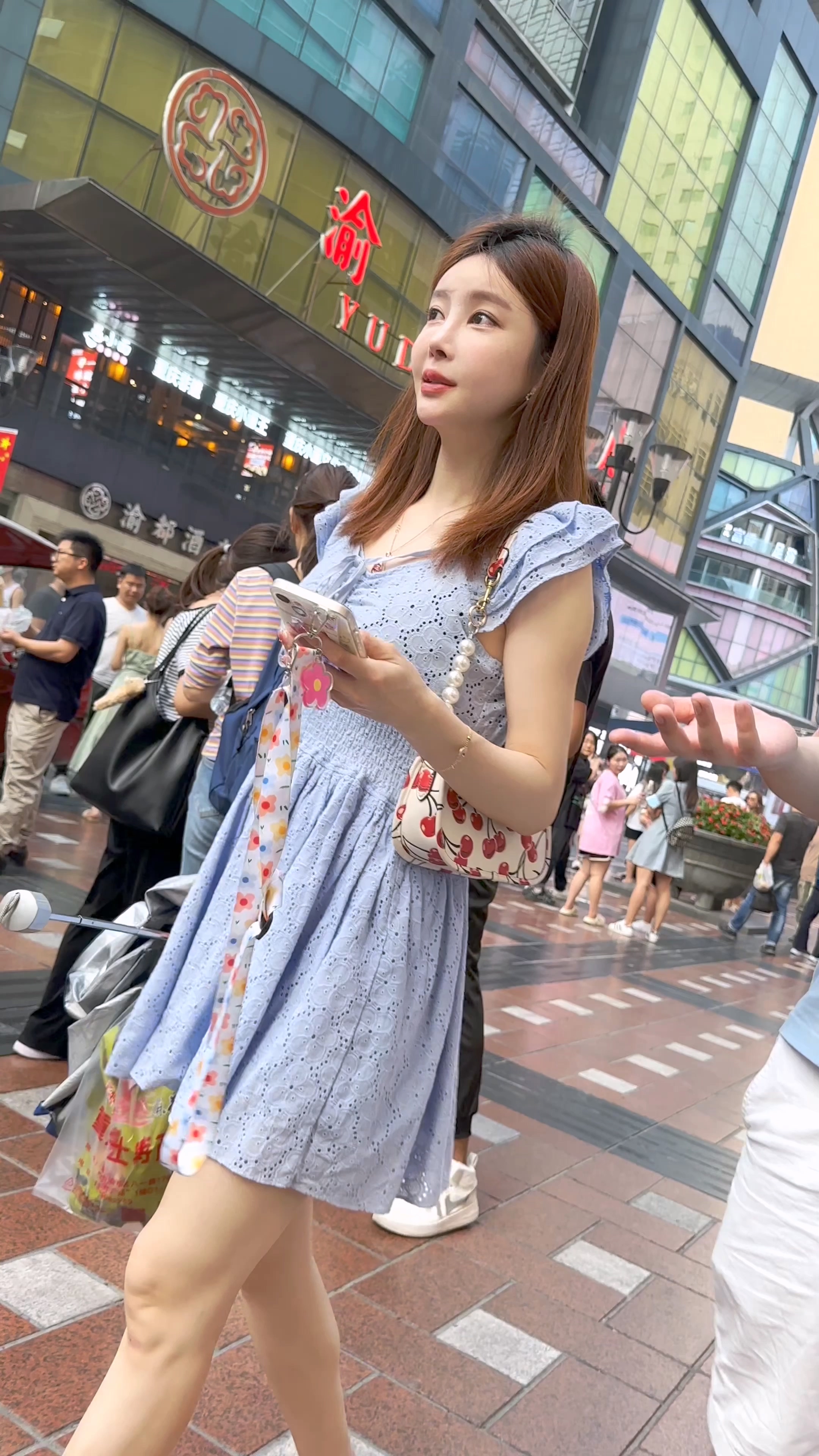 极品长腿美女逛街翘臀夹着丁字裤 (1).jpg
