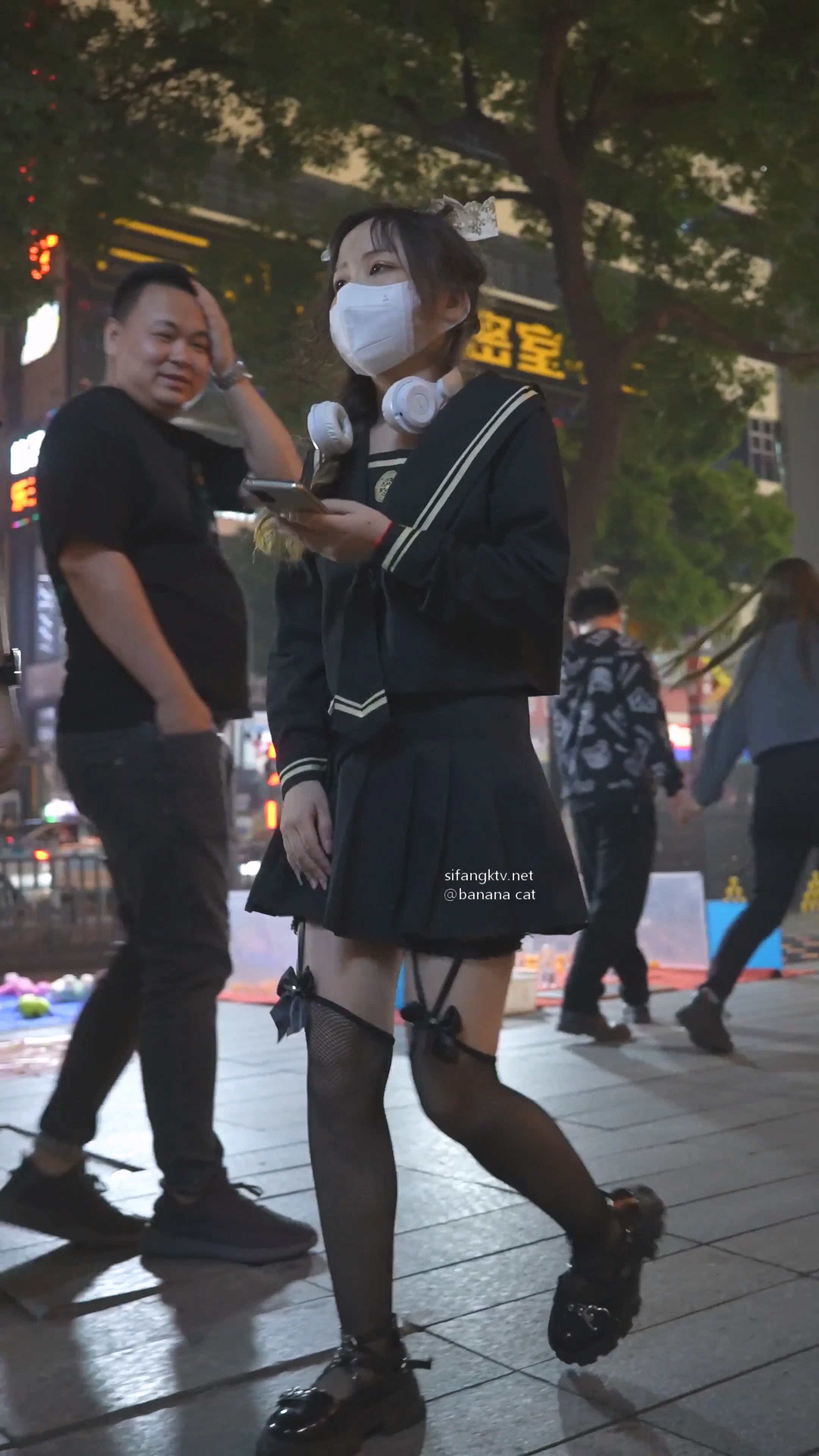 美女穿情趣过膝袜配丁字裤露性感肉臀引来大叔围观 (1).jpg