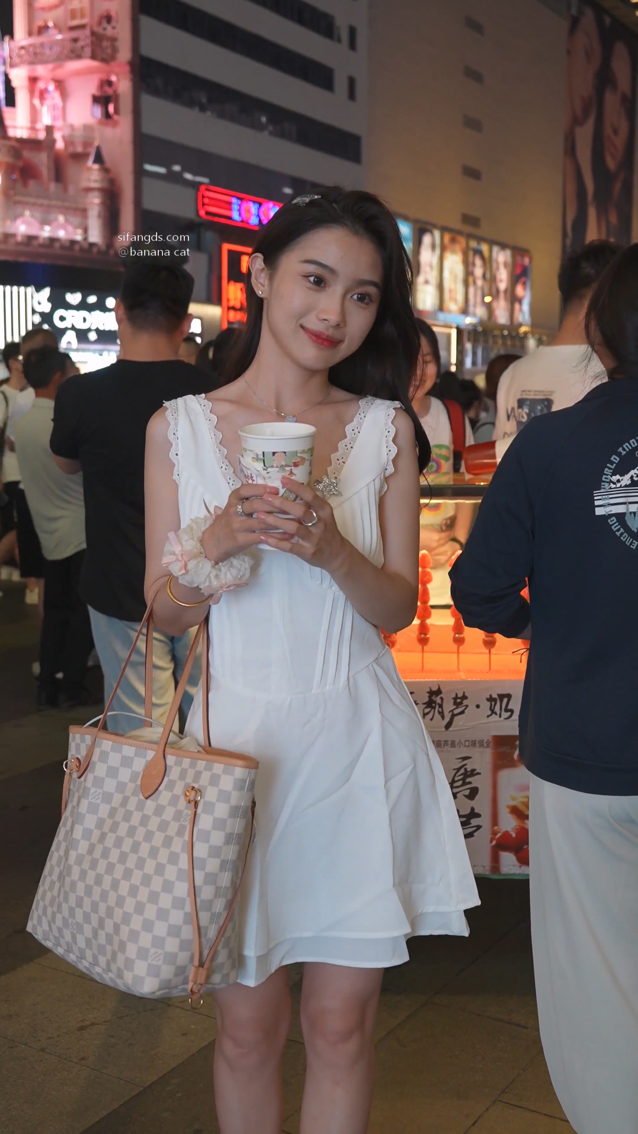 拍抖音的女网红低胸裙笑容甜美超薄内裤 (2).jpg