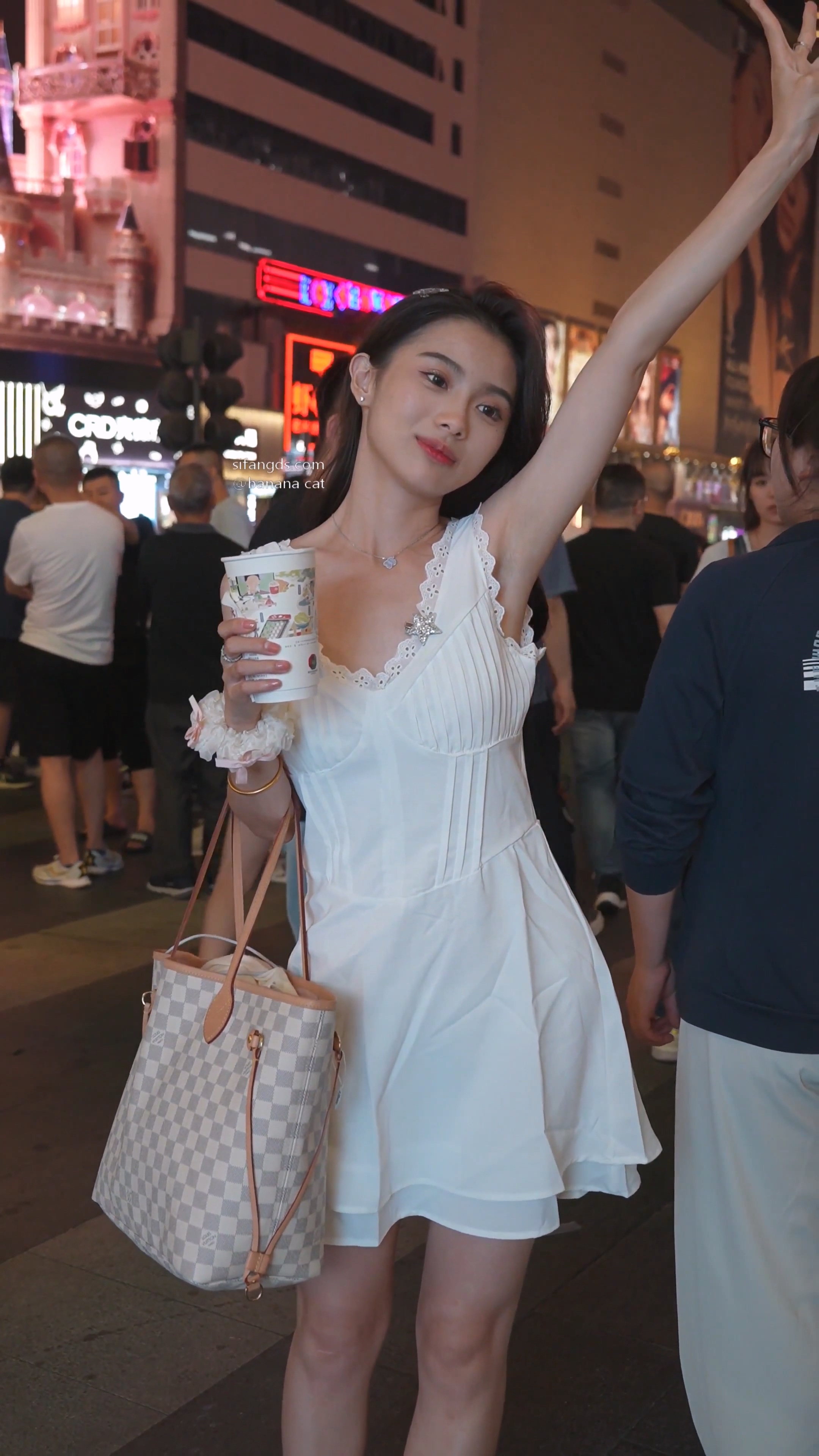 拍抖音的女网红低胸裙笑容甜美超薄内裤 (3).jpg